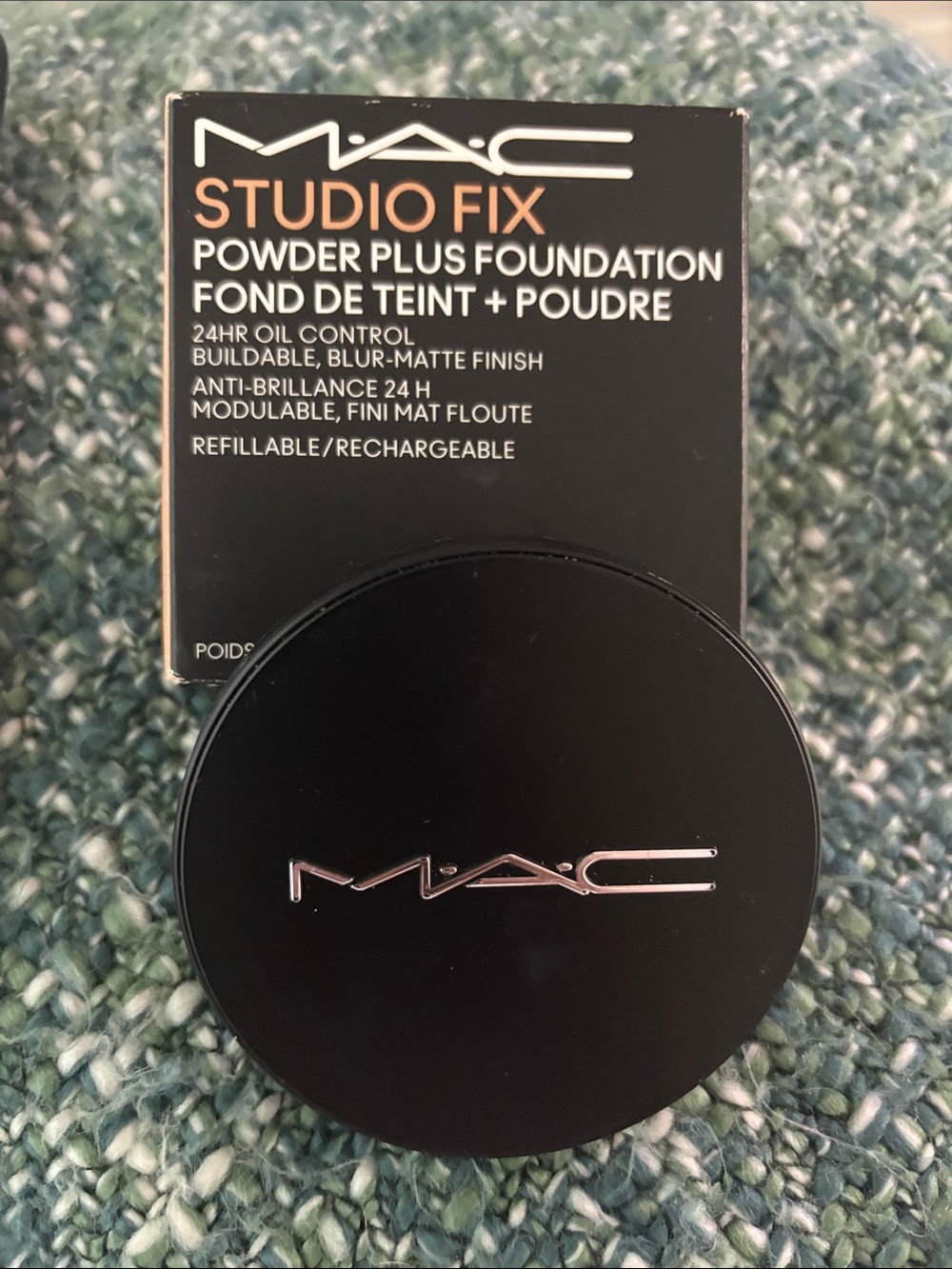 MAC Cosmetics Studio Fix Powder Plus Foundation NW 22- Black Packaging